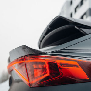 Takaluukun alaosan keskispoileri hiilikuitua Cupra Formentoriin