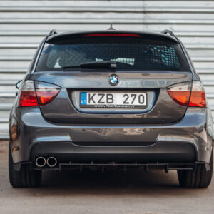 P-Performance Takapuskurin diffuusorin lisäosa kylkievillä BMW E90 E91 M Sport -malleihin