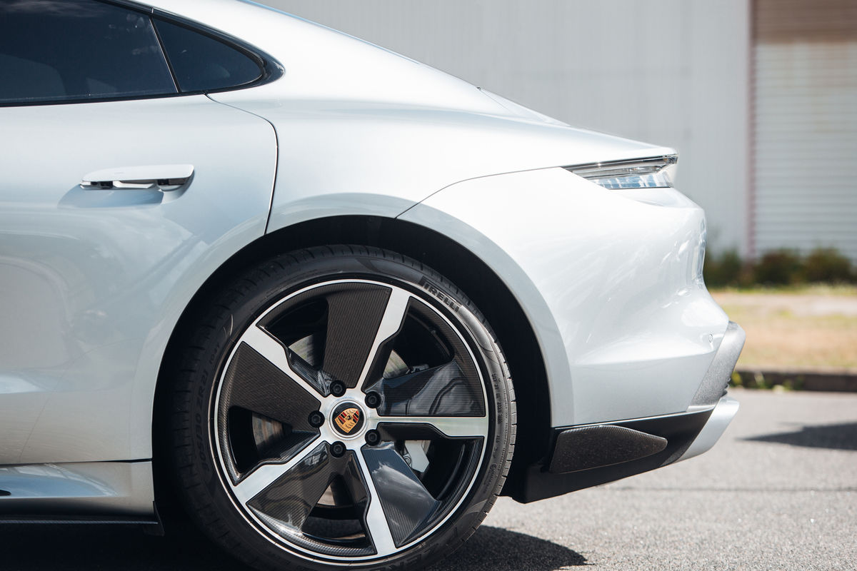 CARBON P-Performance Aero Takapuskurin Sivuläpät/Splitterit Porsche Taycanille