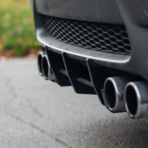 Suorituskykyinen takapuskurin diffuusorin keskiosa ripoilla / evillä BMW M3 E92 E93