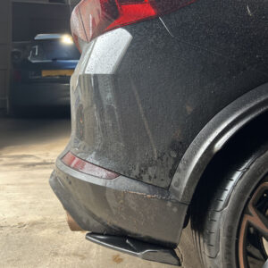 Takapuskurin sivudiffuusorin läpät evällä Cupra Formentorille