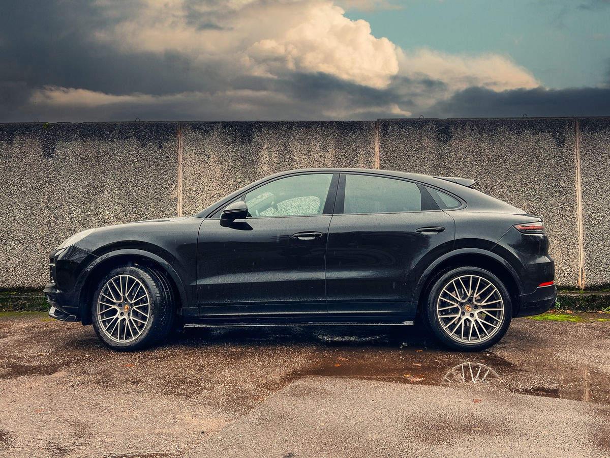 Musta kiiltävä sivuhelmasarja Cayenne Coupélle